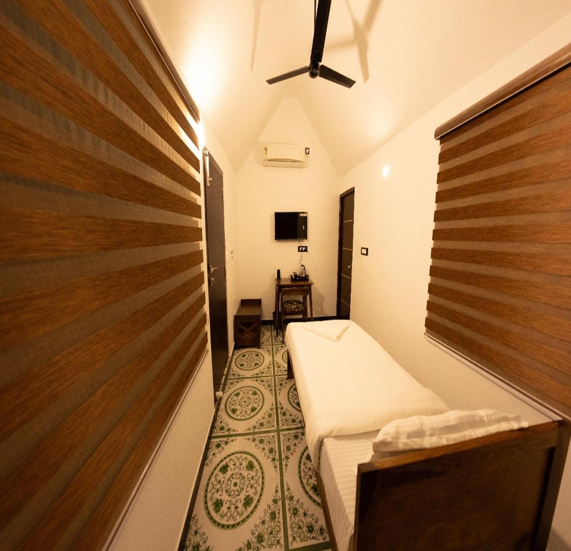 Courtyard Castle Heritage Resort Пондичерри Экстерьер фото